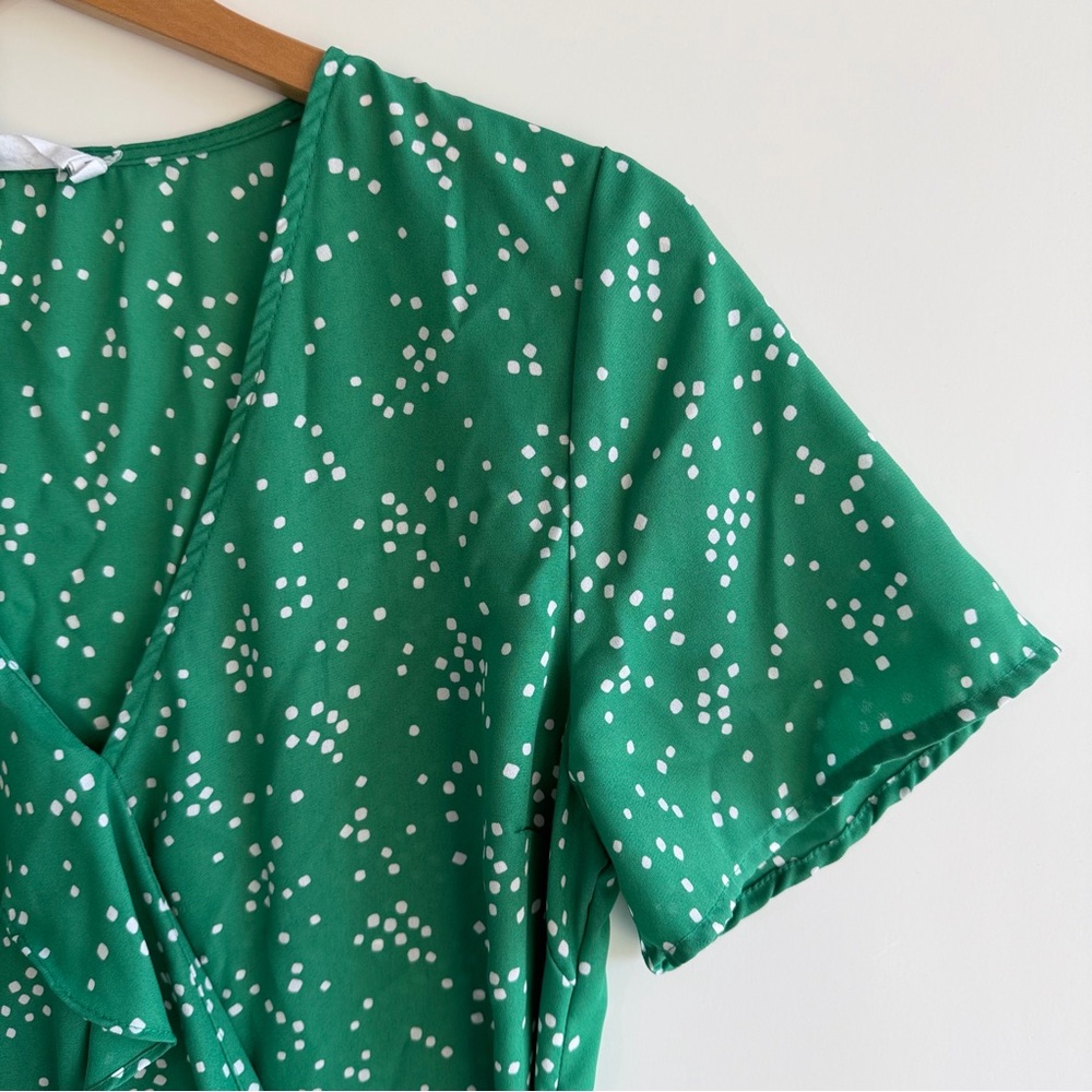 All in Favor Polka Dot Ruffle Wrap Top Size Medium M Green White Short Sleeve - Picture 6 of 12
